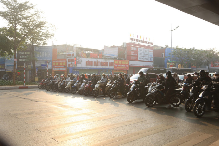 Người điều khiển xe mô tô, xe gắn máy, các loại xe tương tự xe mô tô và các loại xe tương tự xe gắn máy không chấp hành hiệu lệnh của đèn tín hiệu giao thông; sẽ bị phạt tiền từ 4-6 triệu đồng (quy định cũ phạt từ 800.000 - 1 triệu đồng).