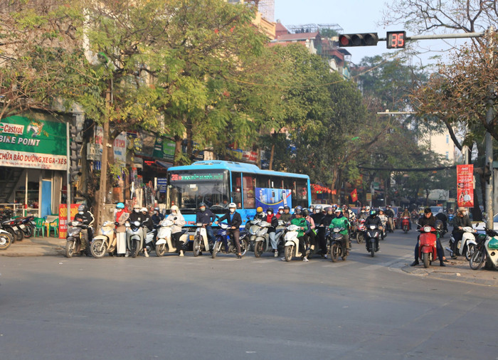 Người dân chờ đèn đỏ tại ngã tư Hoàng Quốc Việt