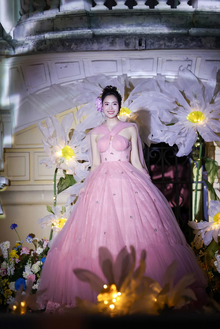 Hồng Diễm từng gây ấn tượng khi mặc váy hồng lên sàn runway. Ảnh: FBNV