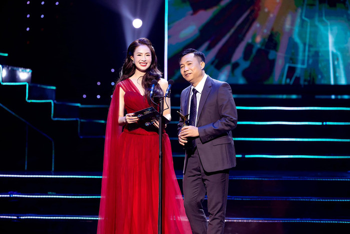 Chiếc váy đỏ giúp Hồng Diễm trở nên nổi bật khi xuất hiện trên sân khấu. Ảnh: FBNV