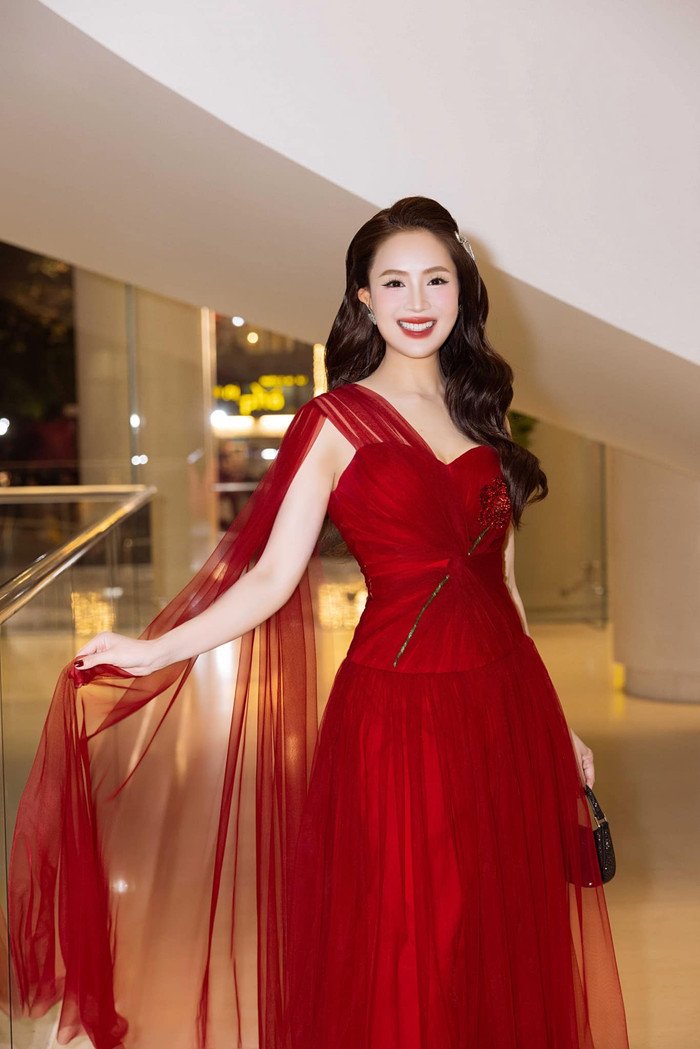 Hồng Diễm nở nụ cười rạng rỡ, khéo khoe làn da căng bóng trước ống kính. Ảnh: FBNV