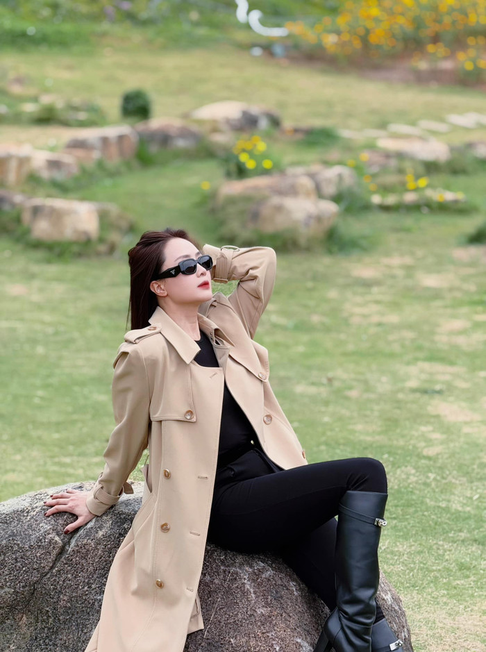 Hồng Diễm lựa chọn những trang phục nhãn nhặn, phù hợp với độ tuổi nhưng vẫn đảm bảo sự trẻ trung. Ảnh: FBNV