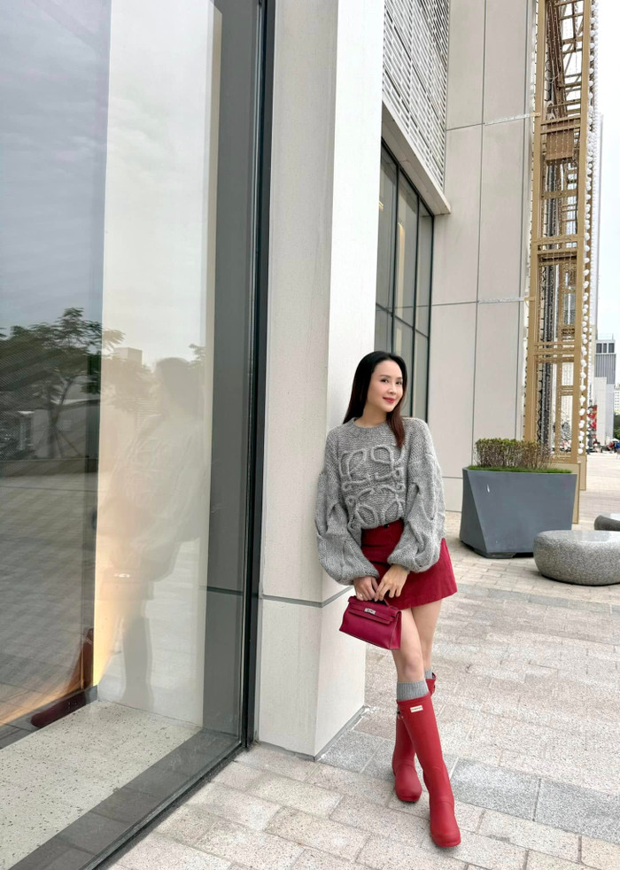 Có những lúc Hồng Diễm không ngần ngại thời tiết lạnh giá để mặc đồ xinh đẹp ra ngoài đường. Ảnh: FBNV
