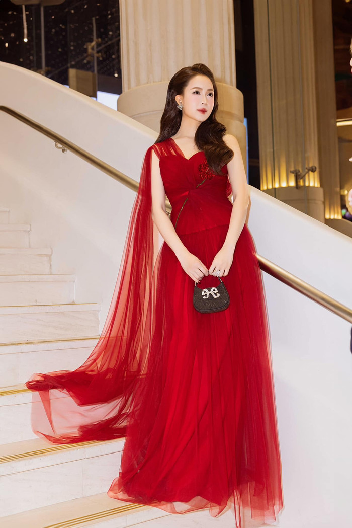 Vẻ đẹp ngọt ngào của Hồng Diễm khiến khán giả không thể rời mắt. Ảnh: FBNV