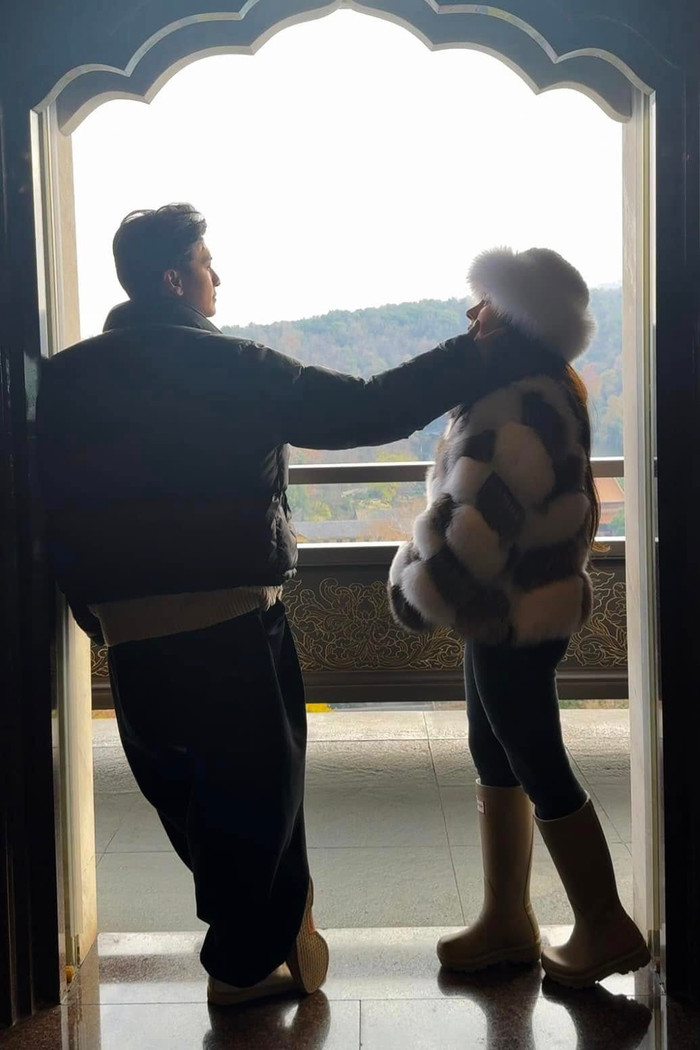 Huỳnh Anh - Bạch Lan Phương chụp những bức ảnh 'tình bể bình' giữa khung cảnh lãng mạn. Ảnh: FBNV