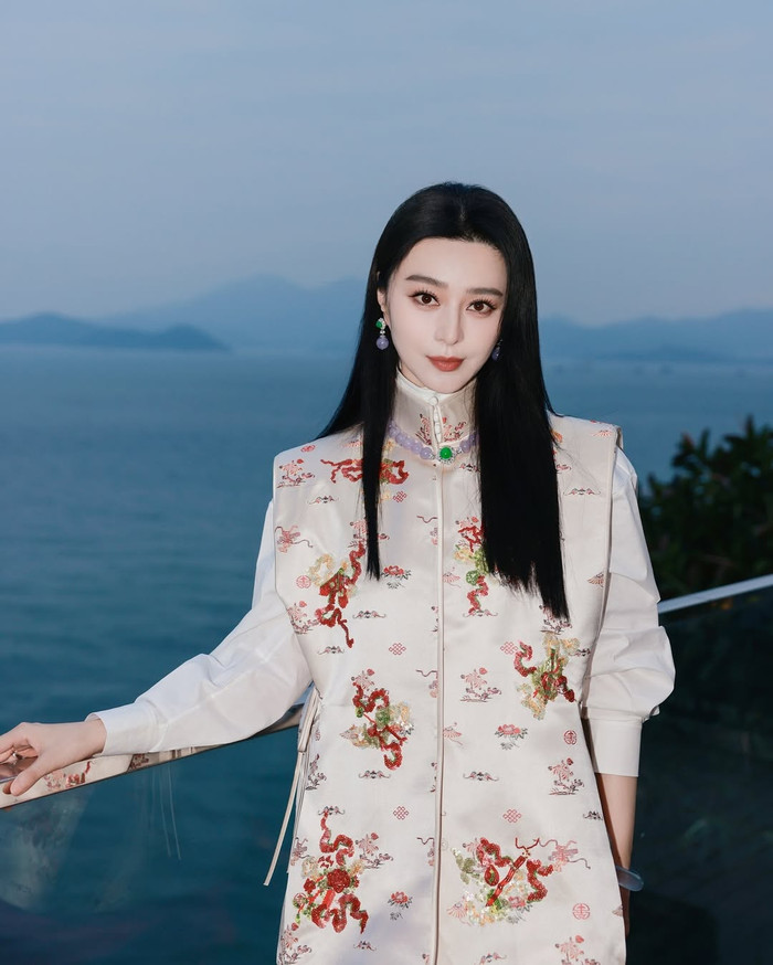 Phạm Băng Băng lựa chọn bộ cánh thanh lịch, sang trọng khi gặp ông Triệu Thế Tăng. Ảnh: Instagram bingbing_fan 