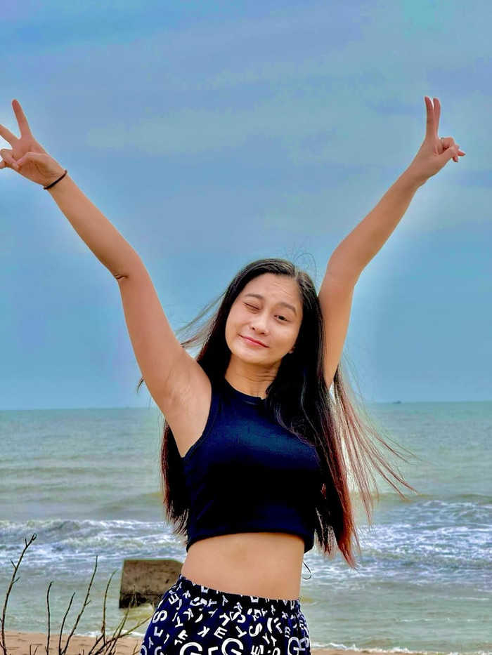 Cô sở hữu vóc dáng cân đối, thường xuyên diện trang phục khoe đường nét cơ thể. (Ảnh FBNV)