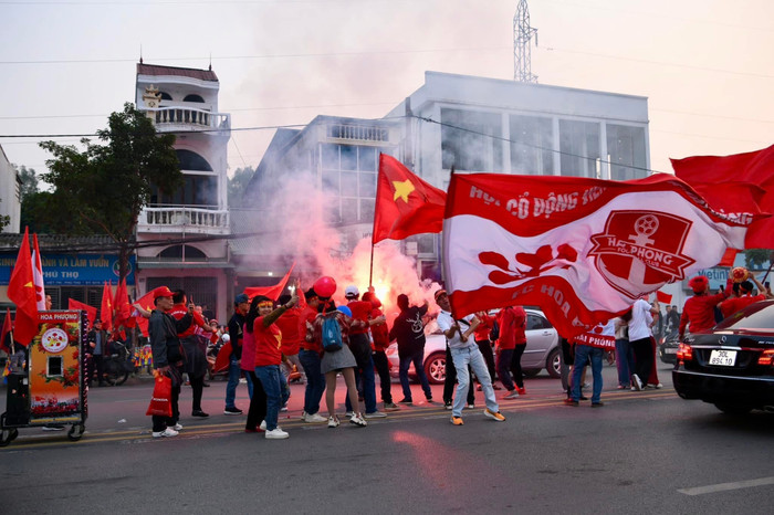 'Đặc sản' pháo sáng của CĐV Hải Phòng. Ảnh: FAT
