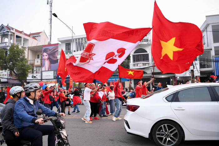 Dĩ nhiên, bầu không khí sôi động dành cho tuyển Việt Nam không thể thiếu các CĐV Hải Phòng - những người yêu bóng đá cuồng nhiệt. Ảnh: FAT