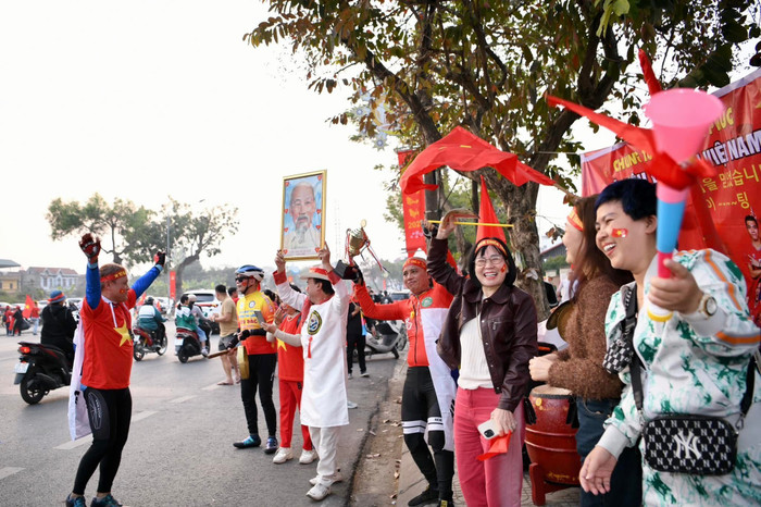 Nhiều CĐV Việt Nam đã đến sân Việt Trì. Tất cả đang háo hức chờ màn trình diễn của tuyển Việt Nam trước Thái Lan. Ảnh: FAT