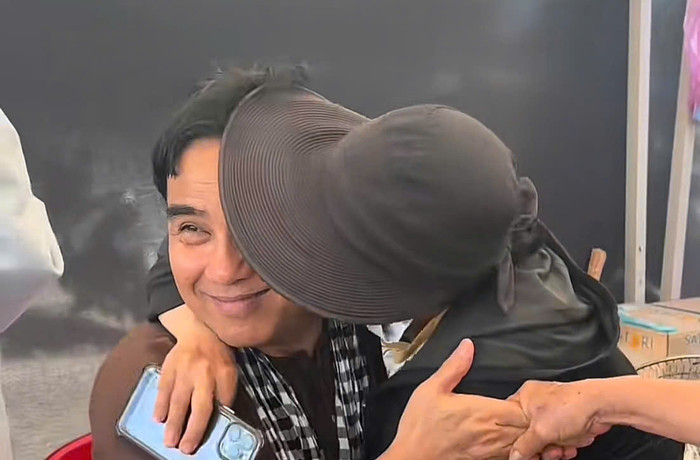 Quyền Linh tỏ ra thân thiện, vui vẻ khi gặp fan 'cuồng'. Ảnh: FBNV