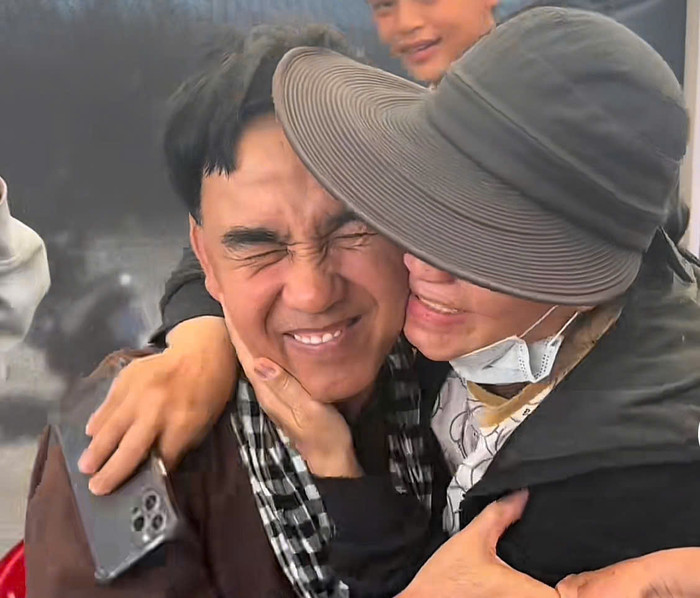 Một khán giả phấn khích khi gặp Quyền Linh ở ngoài đời. Ảnh: Chụp màn hình