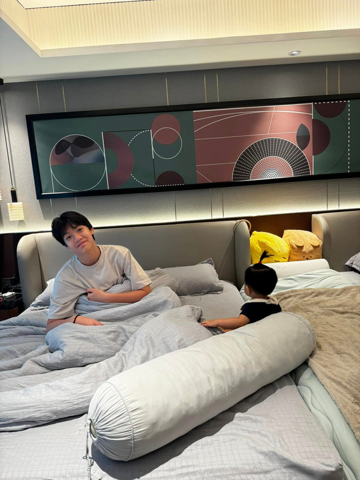 Con trai Hồ Ngọc Hà hết mực yêu thương các em. Ảnh: FBNV