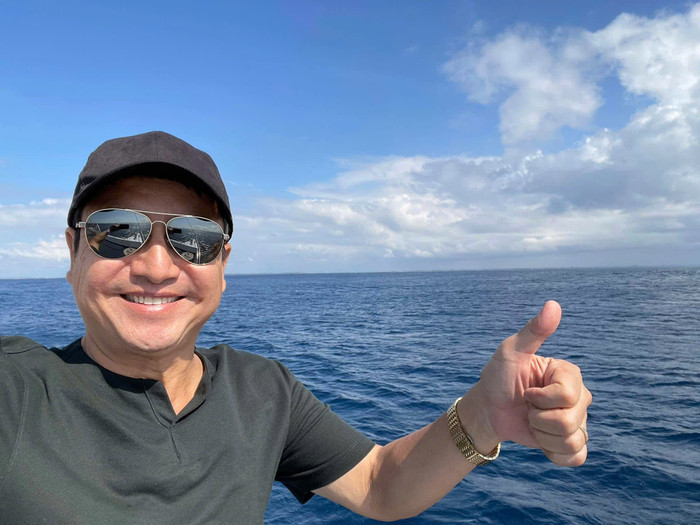 Nam nghệ sĩ nhấn mạnh anh sống một mình rất thoải mái, không còn nhiều trách nhiệm vì các con đã lớn. Ảnh: FBNV