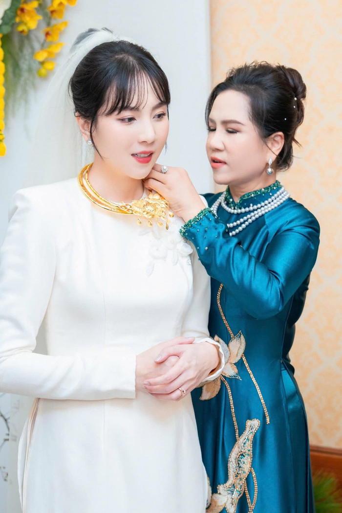 Nữ MC được nhà chồng tặng nhiều trang sức có giá trị.