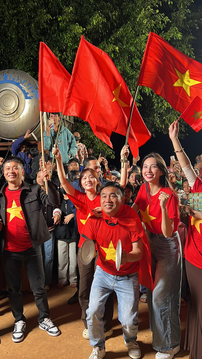 Khoảnh khắc Hoa hậu Thùy Tiên vui vẻ bên cạnh Quang Linh không khỏi phấn khích. Cuộc hội ngộ giữa nàng hậu và nam YouTuber trong ngày vui của tuyển Việt Nam minh chứng cho tình bạn đẹp của cả hai. 