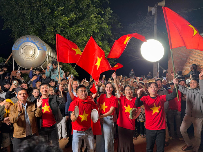 Hoa hậu Thùy Tiên 'hẹn hò' với team của Quang Linh Vlogs cùng nhau xem trận đấu đội tuyển Việt Nam đối đầu với tuyển Thái Lan. Xung quanh cặp đôi còn có thêm nhiều người dân khác đồng lòng hướng về trận đấu. 