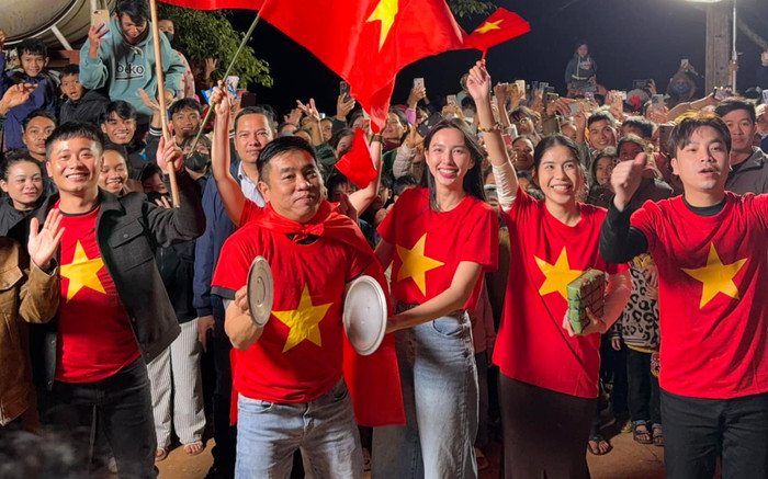 Những khoảnh khắc gây chú ý của Hoa hậu Thùy Tiên và Quang Linh Vlogs khi xem bóng đá Ảnh 2