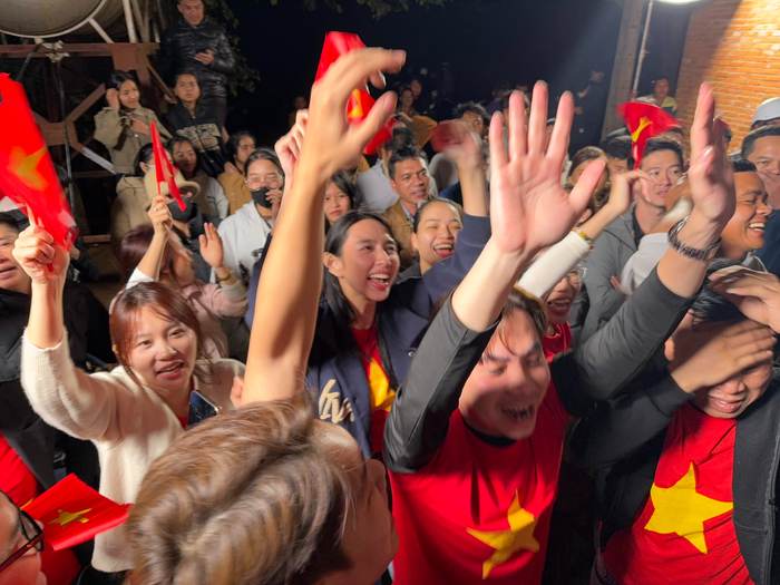 Thùy Tiên cùng mọi người vỡ òa khi tuyển Việt Nam ghi bàn vào lưới đối thủ. 