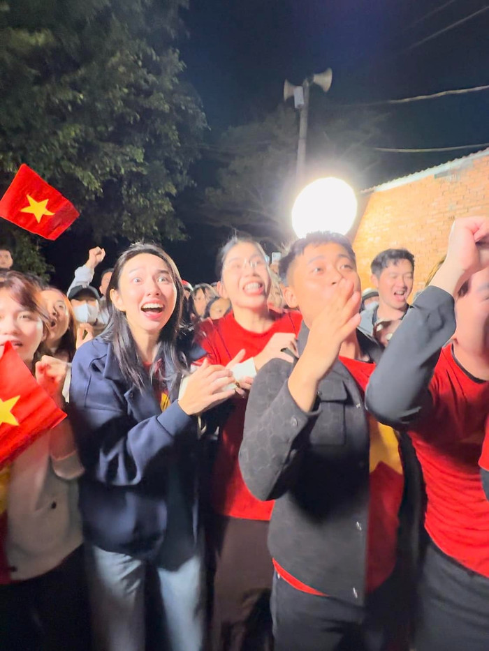 Hoa hậu Thùy Tiên cùng Quang Linh và TikToker Hằng Du Mục ăn mừng Việt Nam giành chiến thắng trong trận chung kết lượt đi ASEAN Cup 2024. 