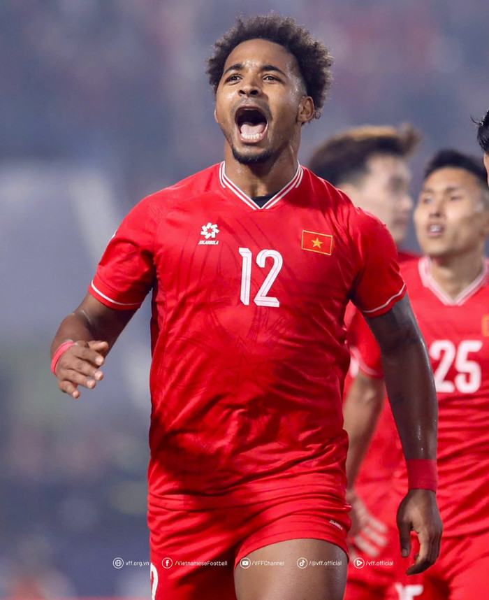 Nguyênc Xuân Son giúp tuyển Việt Nam thắng Thái Lan trên sân nhà sau 27 năm. Ảnh: VFF