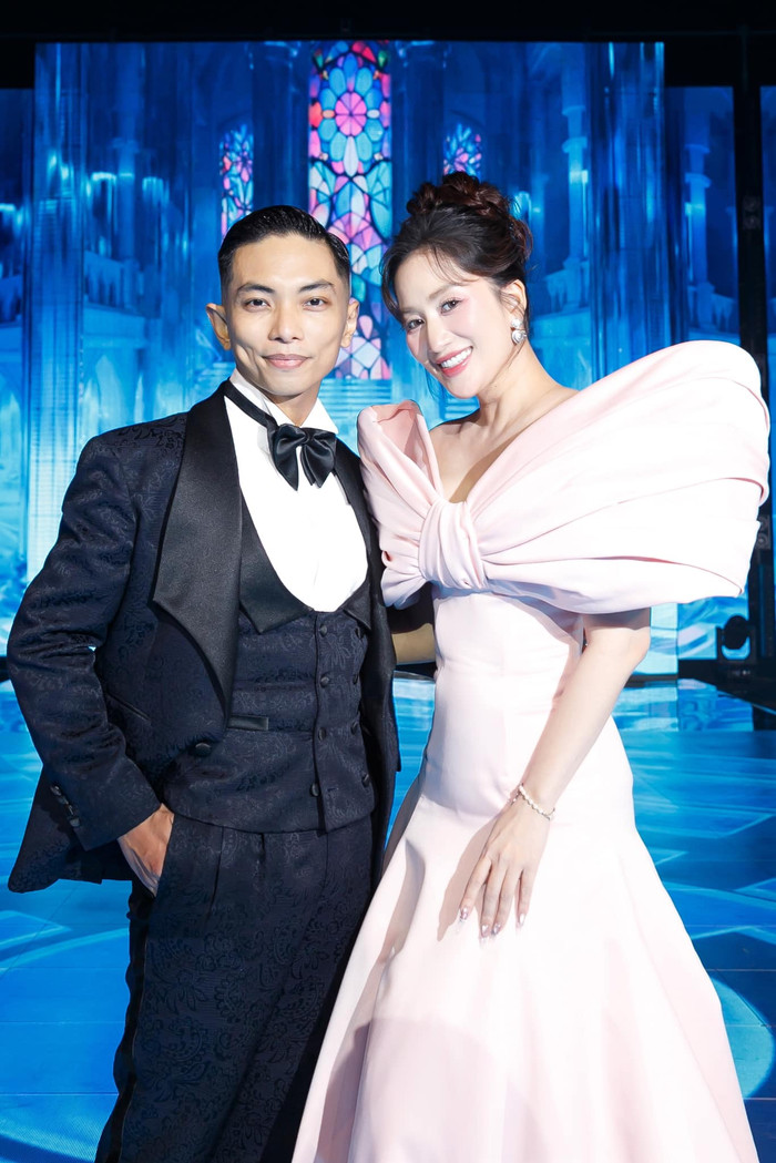 Thời trang của Khánh Thi khi ngồi 'ghế nóng' chương trình Bước Nhảy Hoàn Vũ được công chúng dành nhiều lời ngợi khen. (Ảnh: FBNV)