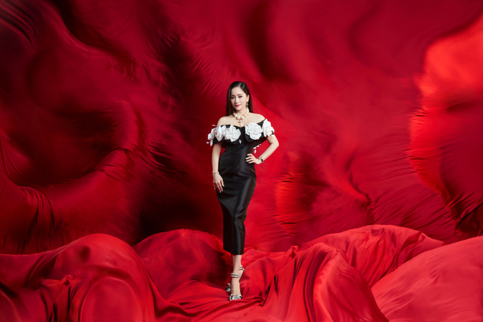 Khánh Thi 'lăng xê' váy áo in họa tiết hoa hồng khi tham gia đêm bán kết Bước Nhảy Hoàn Vũ. 