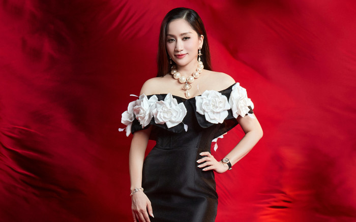 Khánh Thi diện váy 'trễ nải', khoe sắc vóc đẹp ngẩn ngơ Ảnh 2