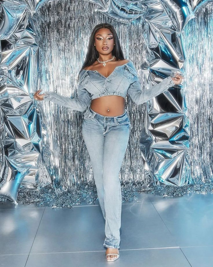 Bí quyết để chọn quần jeans phù hợp là tìm những mẫu có độ co giãn tốt và ôm sát cơ thể.