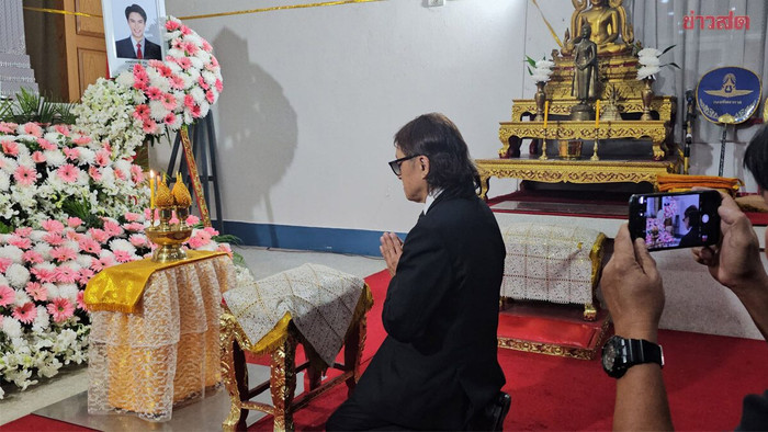 Tik Hiro bần thần đến dự đám tang của Junior, em trai của nạn nhân đã qua đời trong vụ tai nạn giao thông trước đó.