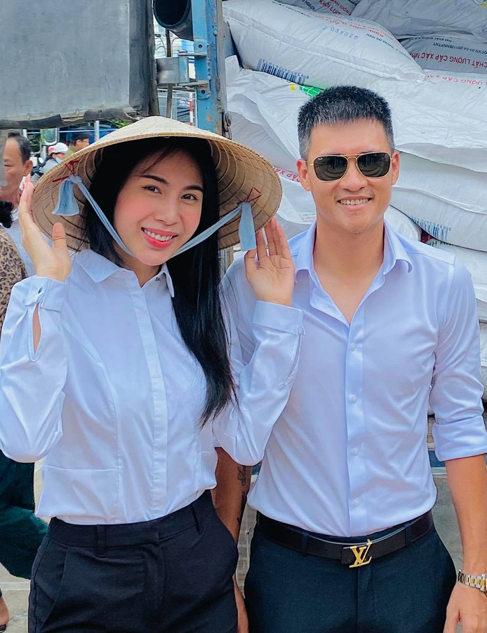 Công Vinh luôn hết mình hỗ trợ, động viên Thủy Tiên trong mọi việc. (Ảnh: FBNV)