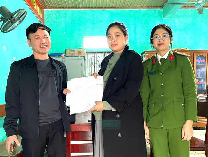 Tại trụ sở Công an thị trấn Lộc Hà, chị Phạm Thị Thảo đã trao trả toàn bộ số tiền 1,7 tỷ đồng cho anh Mai Đức Anh. Ảnh: Công an tỉnh Hà Tĩnh 