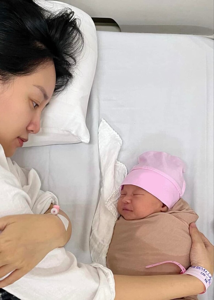 Vợ chồng MC Quỳnh Chi hạnh phúc đón con gái đầu lòng. (Ảnh FBNV)