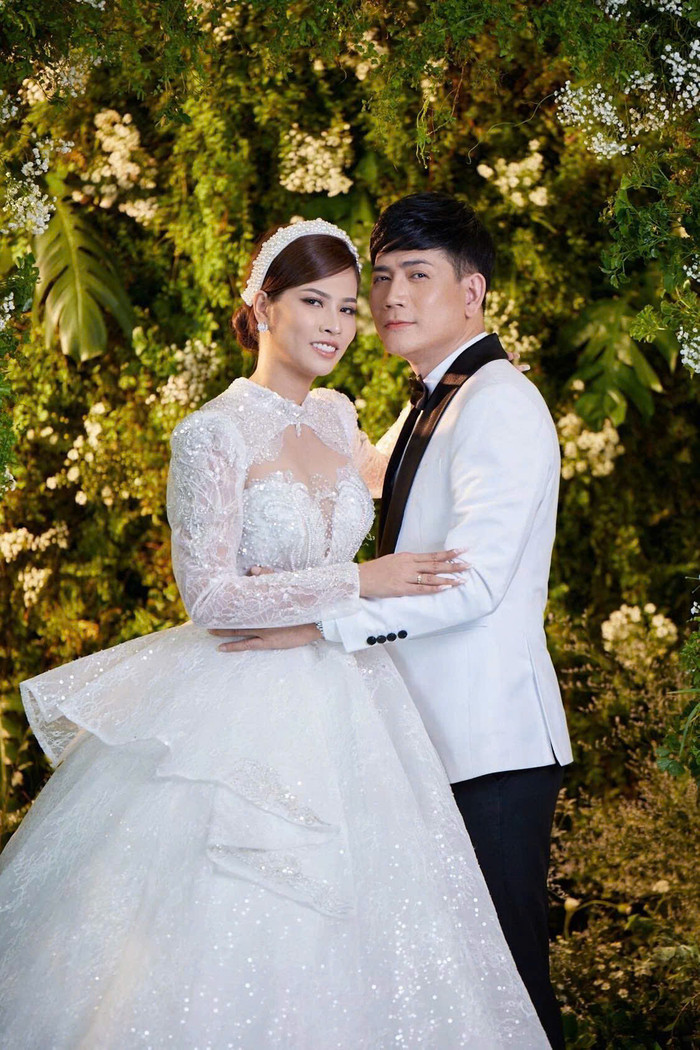 Cặp đôi tận hưởng cuộc sống hạnh phúc cùng 5 nhóc tỳ đáng yêu. Ảnh: FBNV