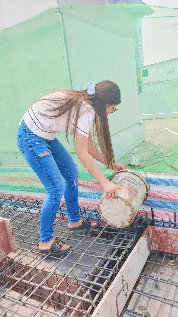 Bà xã nam ca sĩ hỗ trợ chồng trong việc xây dựng cơ ngơi mới. Ảnh: FBNV