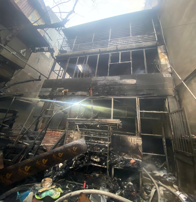 Ngôi nhà bị cháy rụi sau vụ việc. Ảnh: Công an TP Hà Nội