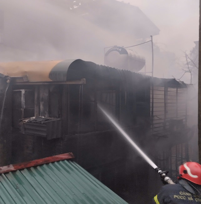 Lực lượng chữa cháy tổ chức triển khai dập tắt đám cháy. Ảnh: Công an TP Hà Nội