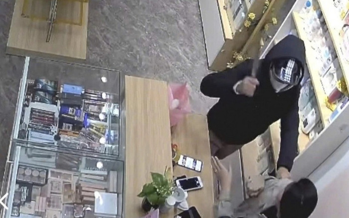 Nữ nhân viên kể lại giây phút giằng co với tên cướp cầm dao Ảnh 2