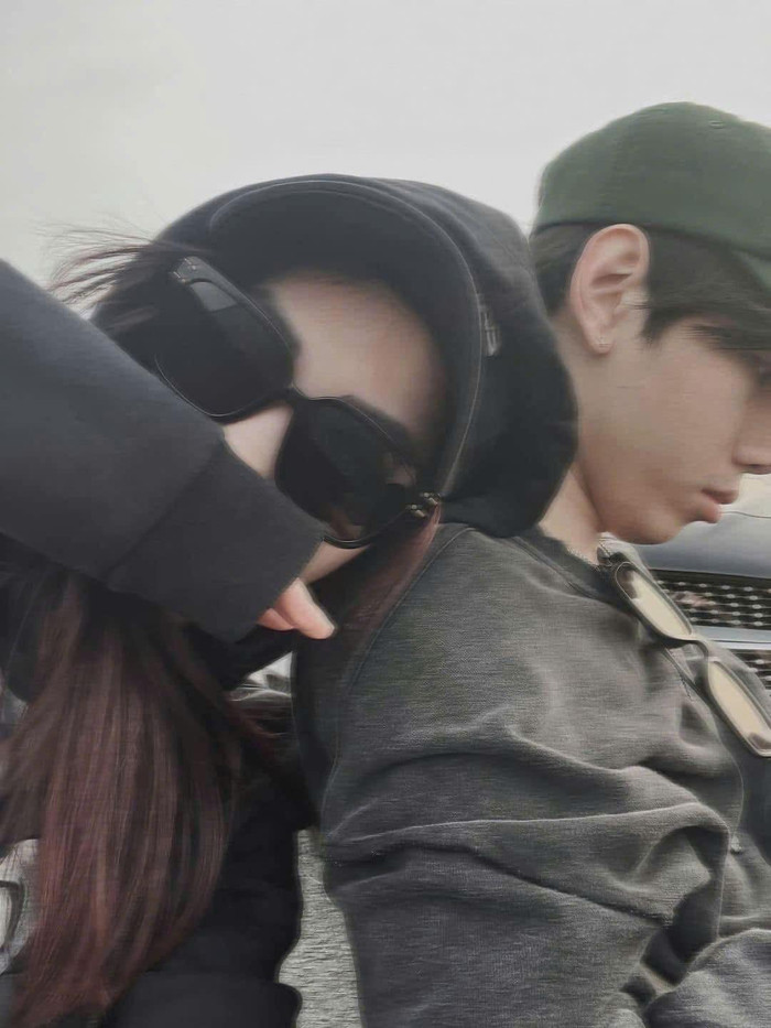 Thùy Linh luôn ở bên K-ICM, động viên anh vượt qua biến cố. (Ảnh FBNV)