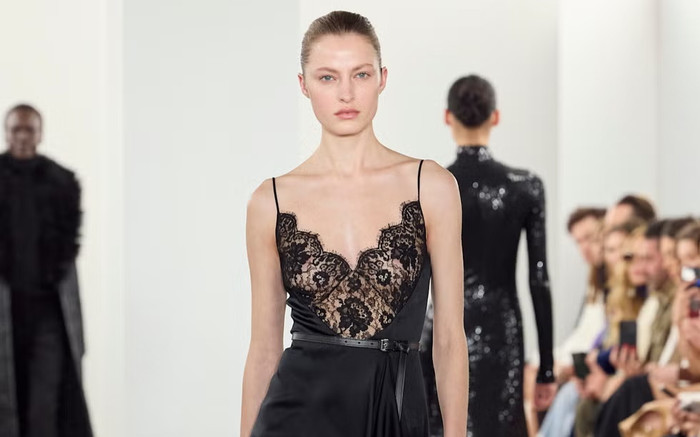 Hồi sinh phong cách Phoebe Philo, khi ren không chỉ dành cho phòng ngủ Ảnh 2