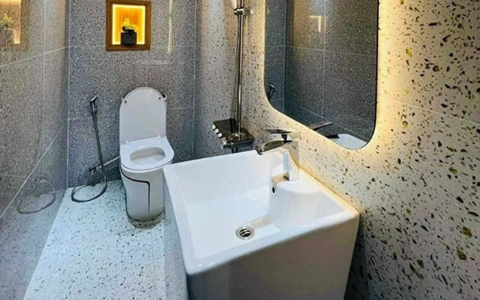 Để 2 con nhỏ tự đi vệ sinh, người mẹ sửng sốt trước cảnh tượng sau khi quay lại Ảnh 2