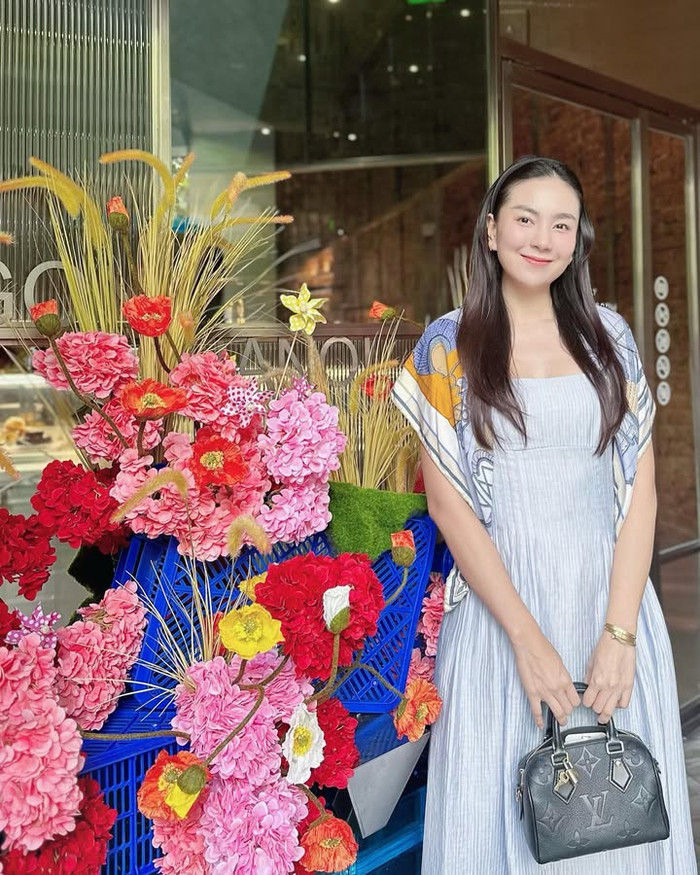 Cùng thương hiệu này, MC Mai Ngọc còn mạnh tay chi khoảng 64 triệu đồng để sắm thêm một phiên bản túi màu đen. (Ảnh: FBNV)