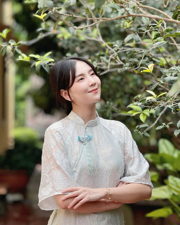 Mai Ngọc được đánh giá là một trong những MC có gu thời trang đa dạng. Từ nhẹ nhàng, thanh lịch đến quyến rũ, nóng bỏng đều được nữ MC một lần thử qua. Bên cạnh đó, MC Mai Ngọc còn không ngần ngại đầu tư cho những món phụ kiện hàng hiệu, mang giá trị đắt đỏ. (Ảnh: FBNV)