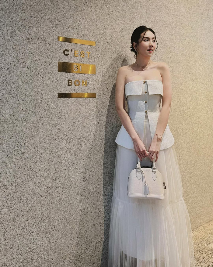Tủ đồ của MC Mai Ngọc còn có sự góp mặt của mẫu túi xách cầm tay màu trắng của một thương hiệu xa xỉ khác, cũng đến từ Pháp. Thiết kế này được làm từ chất liệu da lỳ và được bán với mức giá niêm yết khoảng 45 triệu đồng. (Ảnh: FBNV)