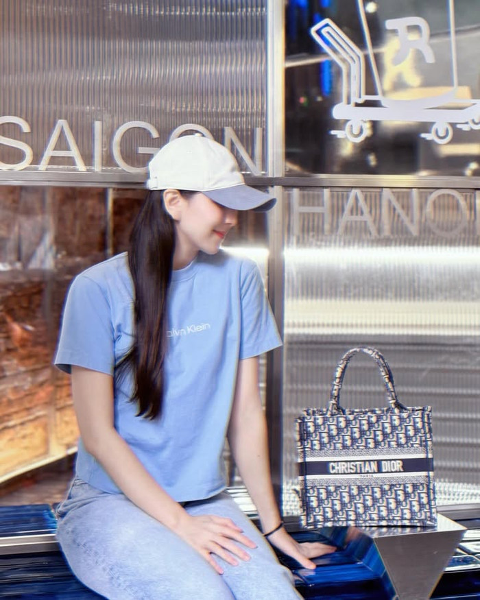 MC Mai Ngọc dành tình cảm đặc biệt cho 'nhà mốt' xa xỉ tại Pháp. Ngoài hai món phụ kiện đã nhắc trước đó, nữ MC còn sở hữu mẫu túi tote đính họa tiết monogram đặc trưng của hãng. Thiết kế này có giá bán dao động từ 82 - 86 triệu đồng tùy thuộc theo kích thước. (Ảnh: FBNV)