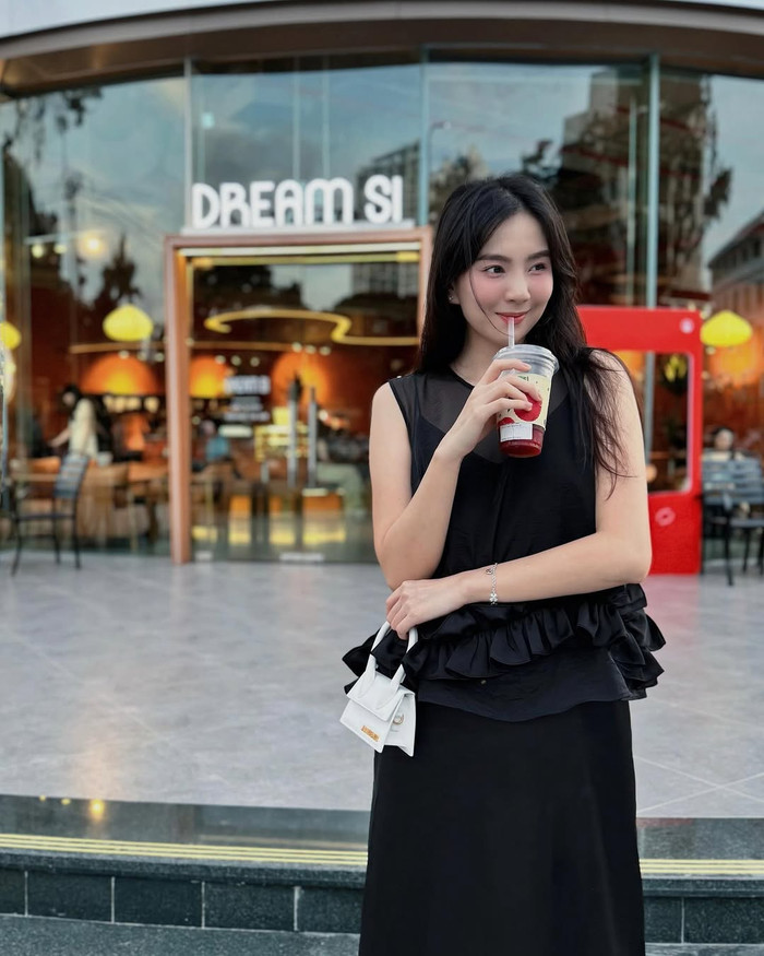 Ngoài những mẫu túi kích cỡ lớn, có thể chứa được nhiều đồ, MC Mai Ngọc không quên làm phong phú thời trang cá nhân với việc sắm túi xách form dáng mini. Nữ MC sở hữu mẫu túi mini cầm tay màu trắng được bán với mức giá hơn 15 triệu đồng. (Ảnh: FBNV)