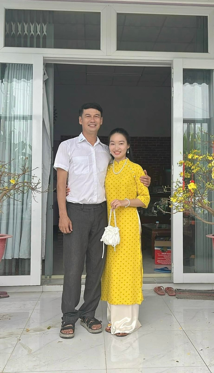 Năm 2022, diễn viên Tiết Cương kết hôn với Ngọc Thưởng sau thời gian tìm hiểu. Được biết, cô là fan trung thành của nam diễn viên suốt nhiều năm. (Ảnh: FBNV)