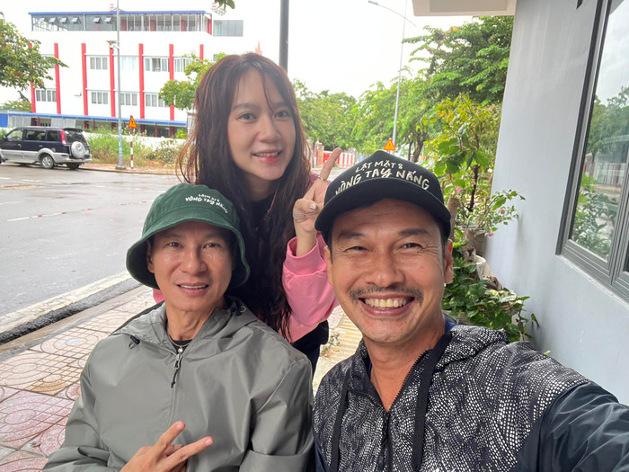 Tiết Cương có mối quan hệ thân thiết với vợ chồng Lý Hải - Minh Hà. (Ảnh: FBNV)