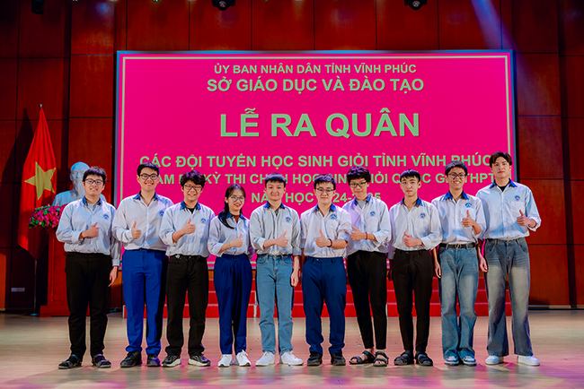 Đội tuyển Toán trong lễ ra quân. Ảnh: Sở GD&ĐT Vĩnh Phúc 