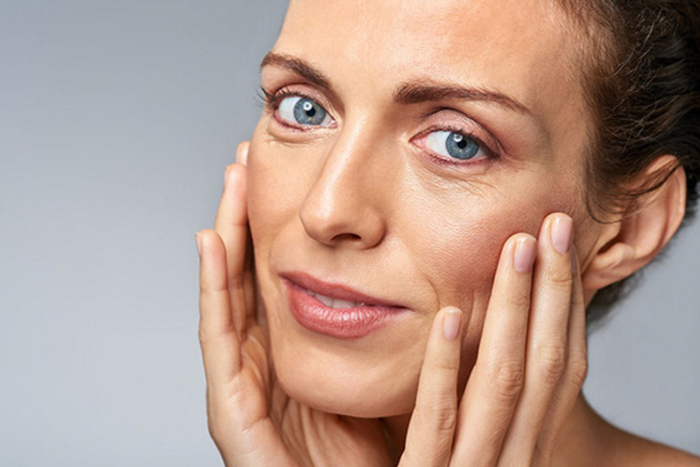 Ngoài tàn nhang và nếp nhăn, làn da của một số phụ nữ từ 30 tuổi còn bị chảy xệ, mất độ đàn hồi nếu chăm sóc không kỹ lưỡng. (Ảnh minh họa)